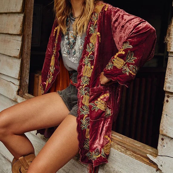 SOLD💫 Chasing Unicorns Proud Mary Silk Embroidered Housecoat OS - Picture 5 of 17